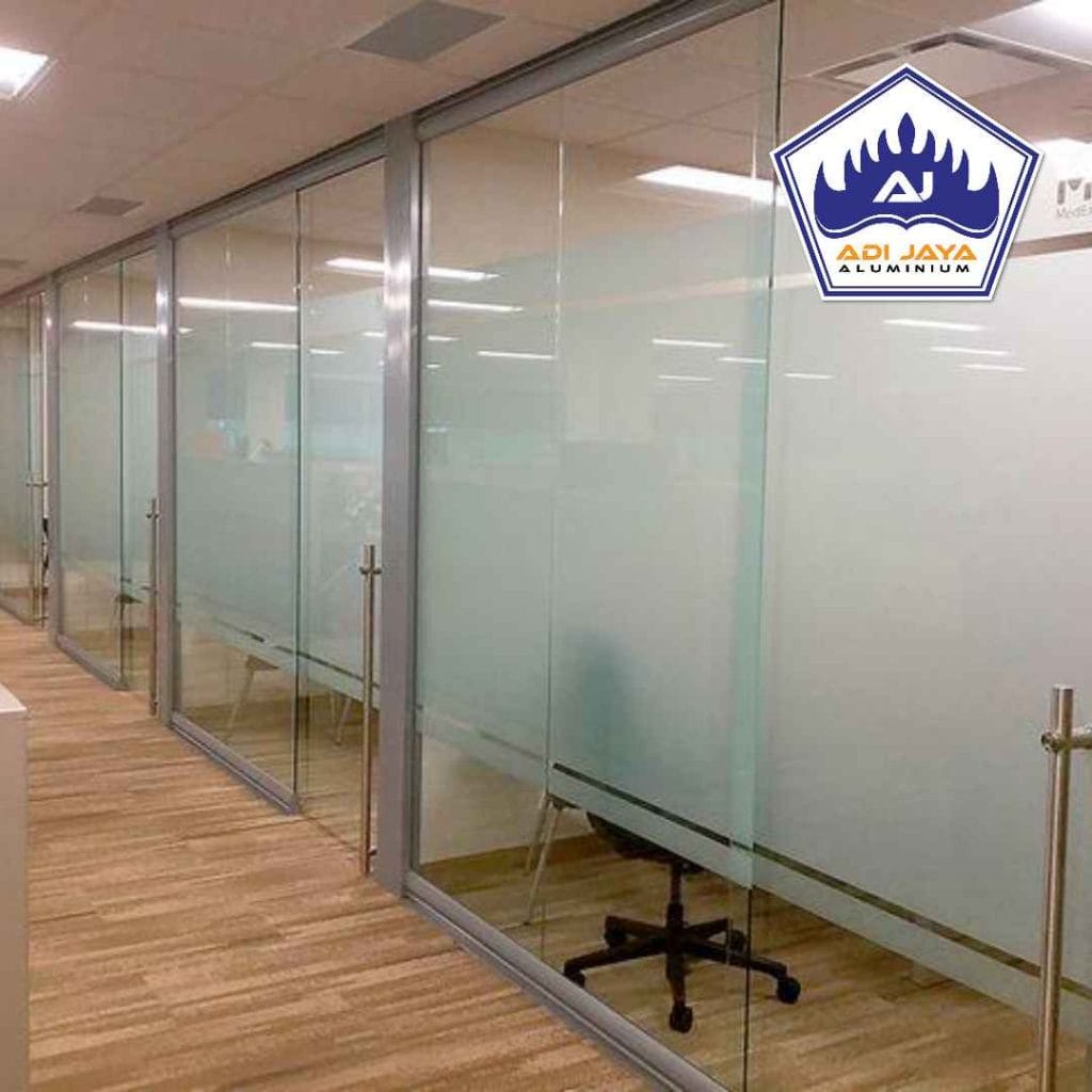 Tukang Partisi Kantor Kaca Aluminium Custom Murah di Bekasi
